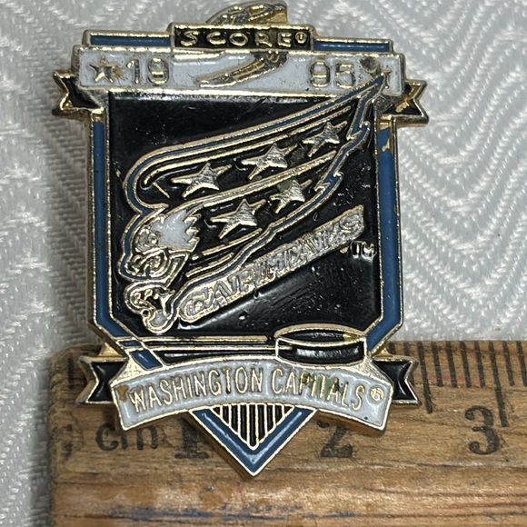 Washington Capitals Hockey Collector pin - Picture 2 of 2